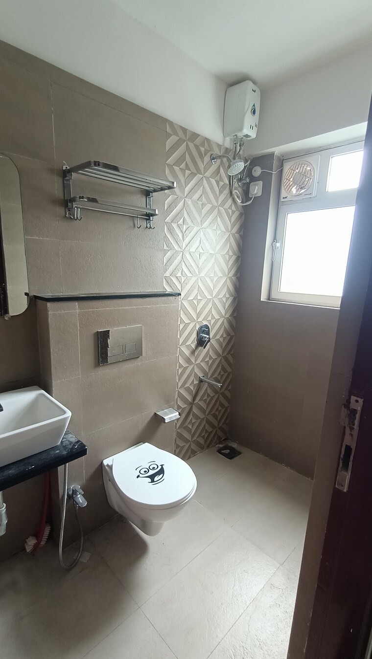 Bathroom, gardina 2 Bedroom 700 Sq.Ft. Apartment In Santacruz East Mumbai 9172206