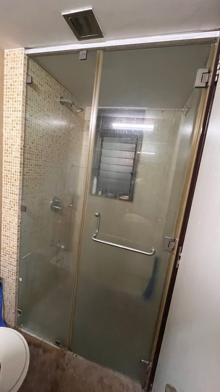 Bathroom, lake-primrose 3 Bedroom 1500 Sq.Ft. Apartment In Powai Mumbai 9172211