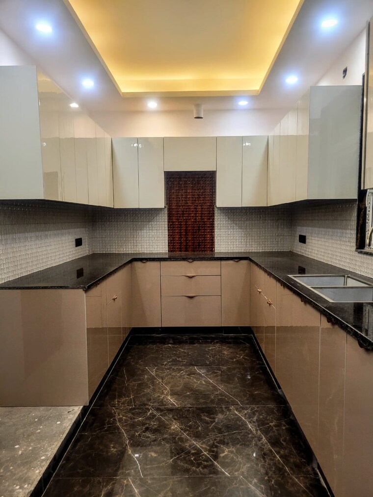 Kitchen, sushant lok i 4 Bedroom 301 Sq.Yd. Apartment In Sushant Lok I Gurgaon 9172291