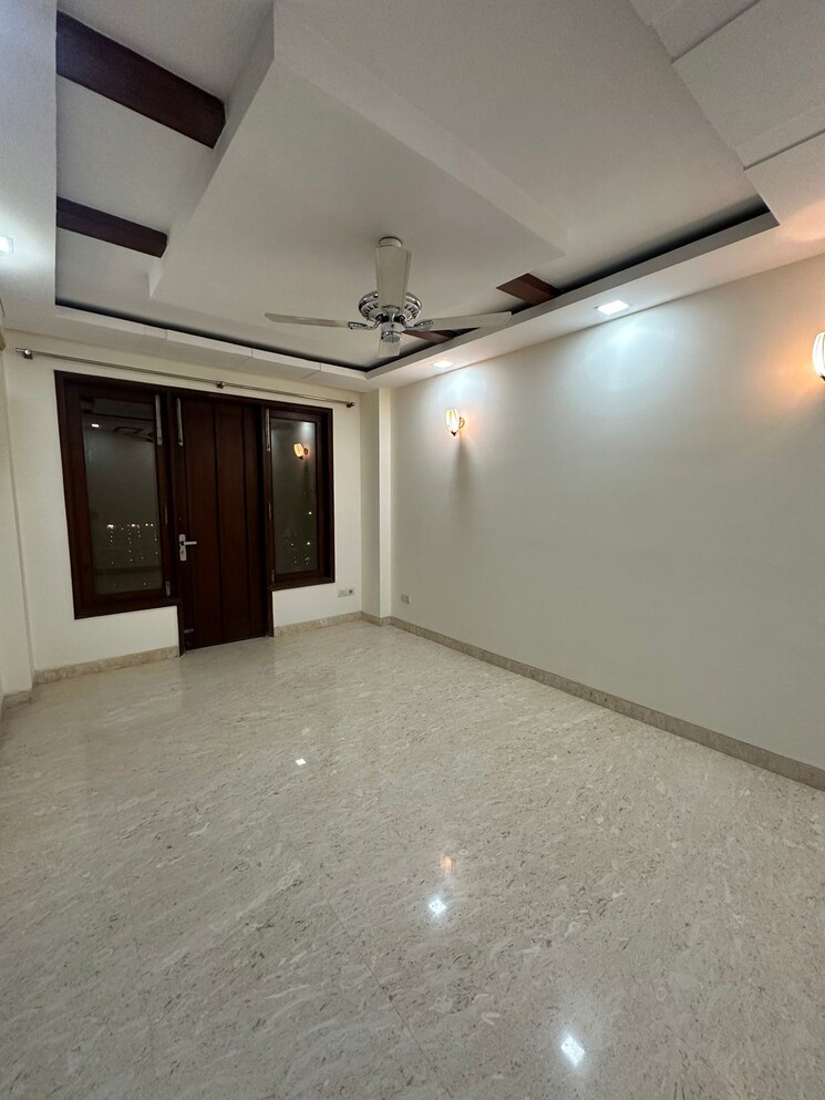 Room, greater kailash ii 3 Bedroom 250 Sq.Yd. Builder Floor In Greater Kailash ii Delhi 9172332