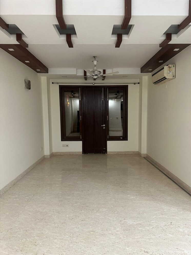 Room, greater kailash ii 3 Bedroom 250 Sq.Yd. Builder Floor In Greater Kailash ii Delhi 9172332