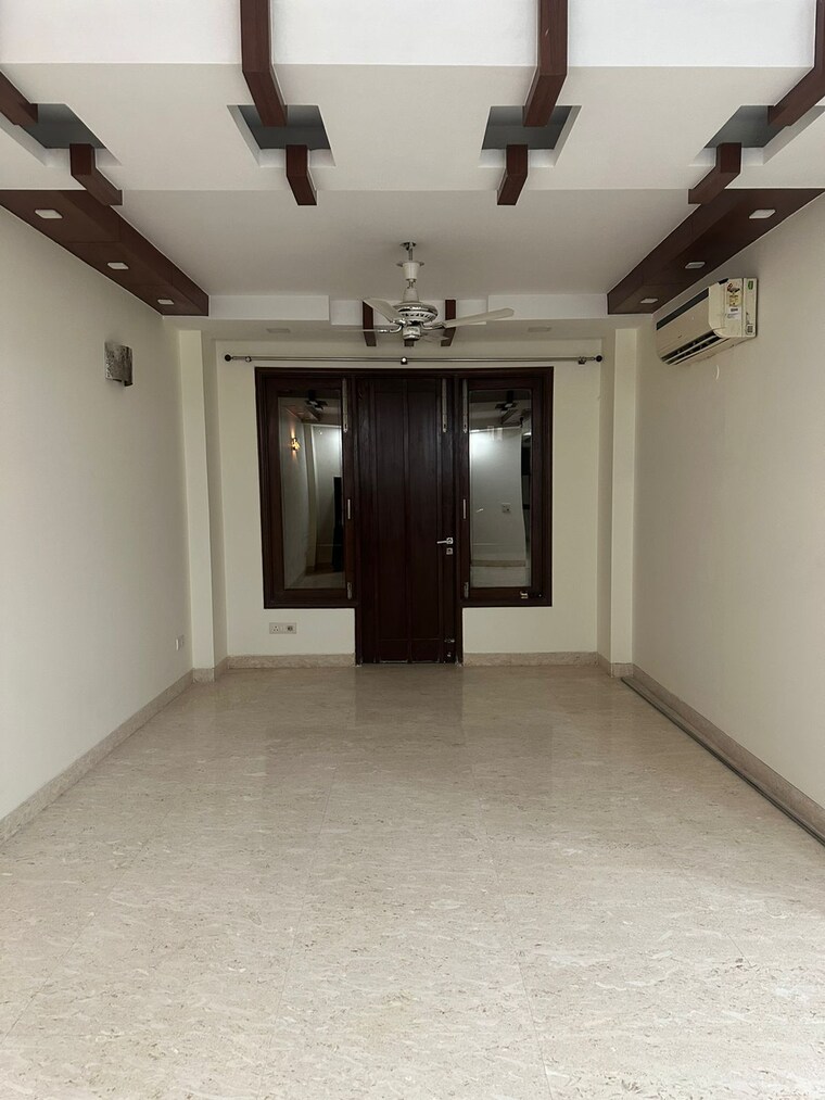 Room, greater kailash ii 3 Bedroom 250 Sq.Yd. Builder Floor In Greater Kailash ii Delhi 9172332