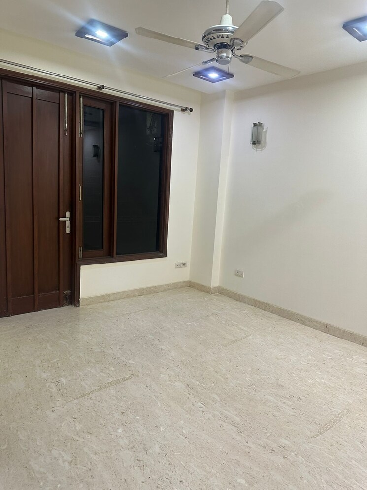 Room, greater kailash ii 3 Bedroom 250 Sq.Yd. Builder Floor In Greater Kailash ii Delhi 9172332