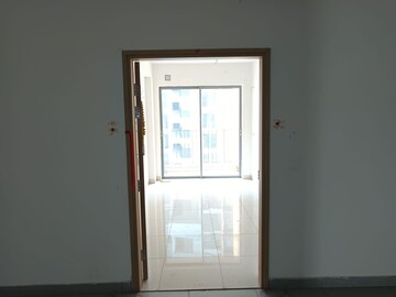 Room in 3 BHK Apartment at Godrej Seven, Joka – for Rent