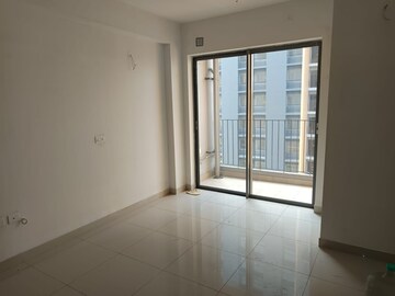 Room in 3 BHK Apartment at Godrej Seven, Joka – for Rent