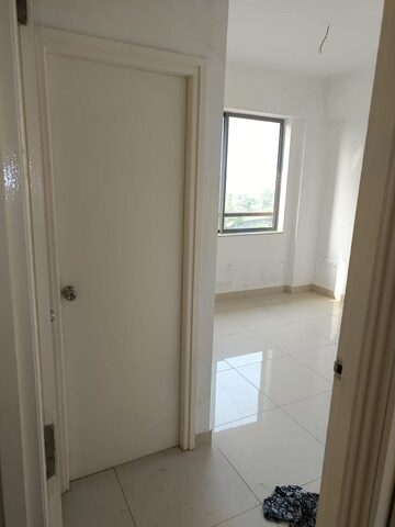 Room in 3 BHK Apartment at Godrej Seven, Joka – for Rent