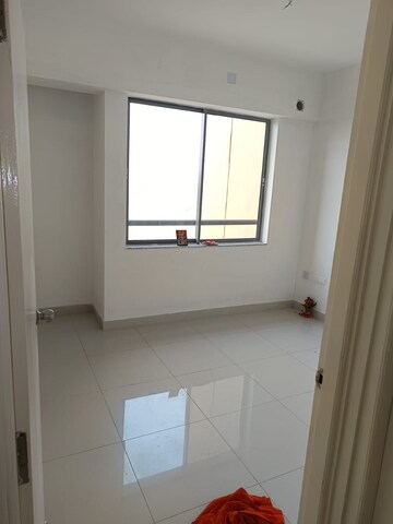Room in 3 BHK Apartment at Godrej Seven, Joka – for Rent