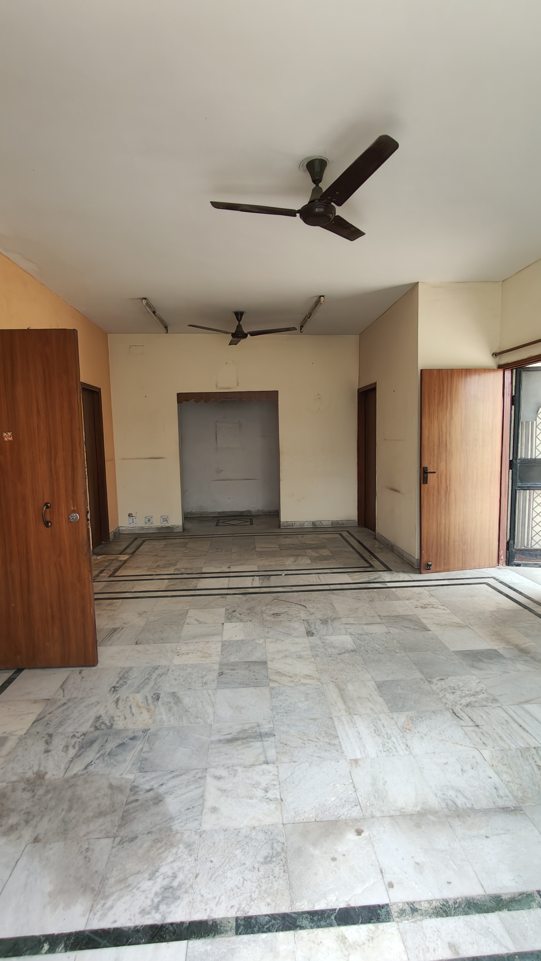 3 BHK + Pooja Room,Servant Room,Study Room,Extra Room 1800 Sq.Ft. Builder Floor in Ansal Plaza Gurgaon