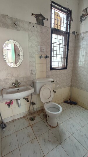 Bathroom in 3 BHK Builder Floor at Ansal Plaza Gurgaon, Palam Vihar – for Sale