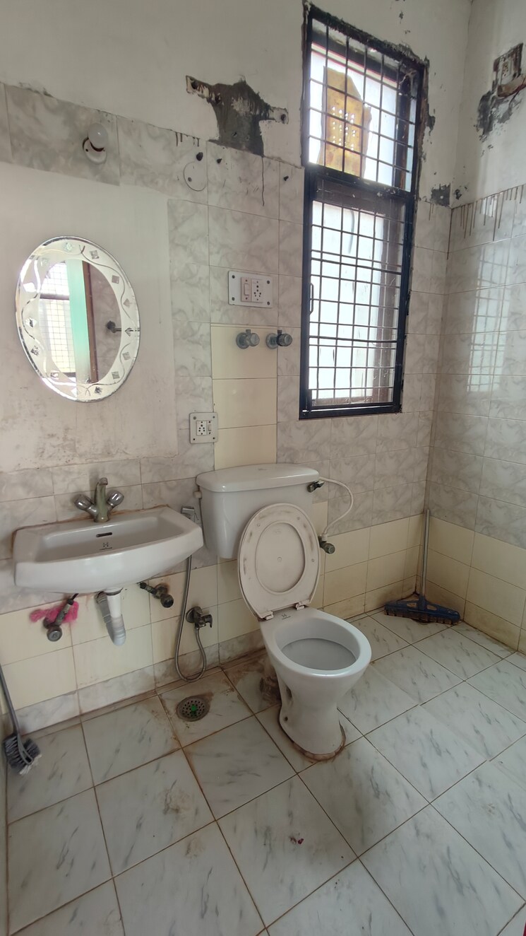 Bathroom, ansal-plaza-gurgaon 3 Bedroom 1800 Sq.Ft. Builder Floor In Palam Vihar Gurgaon 9172493