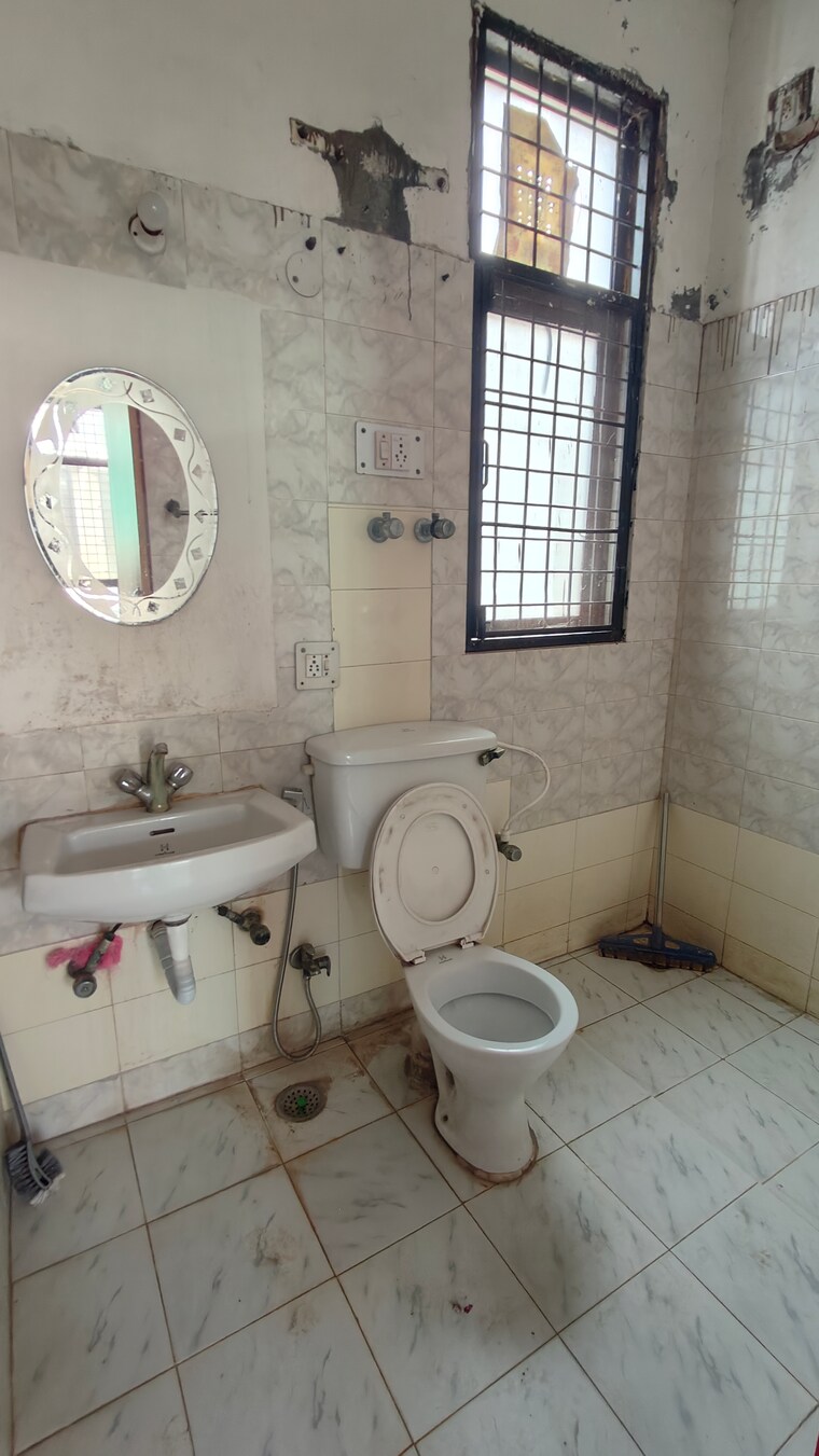 Bathroom, ansal-plaza-gurgaon 3 Bedroom 1800 Sq.Ft. Builder Floor In Palam Vihar Gurgaon 9172493