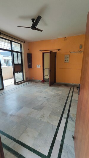 Room in 3 BHK Builder Floor at Ansal Plaza Gurgaon, Palam Vihar – for Sale