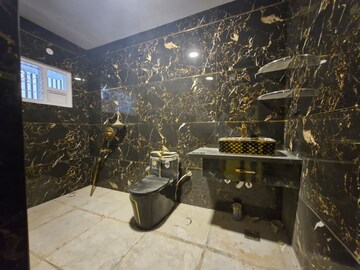 Attached Bathroom in 4 BHK Apartment at Richmond Town – for Rent