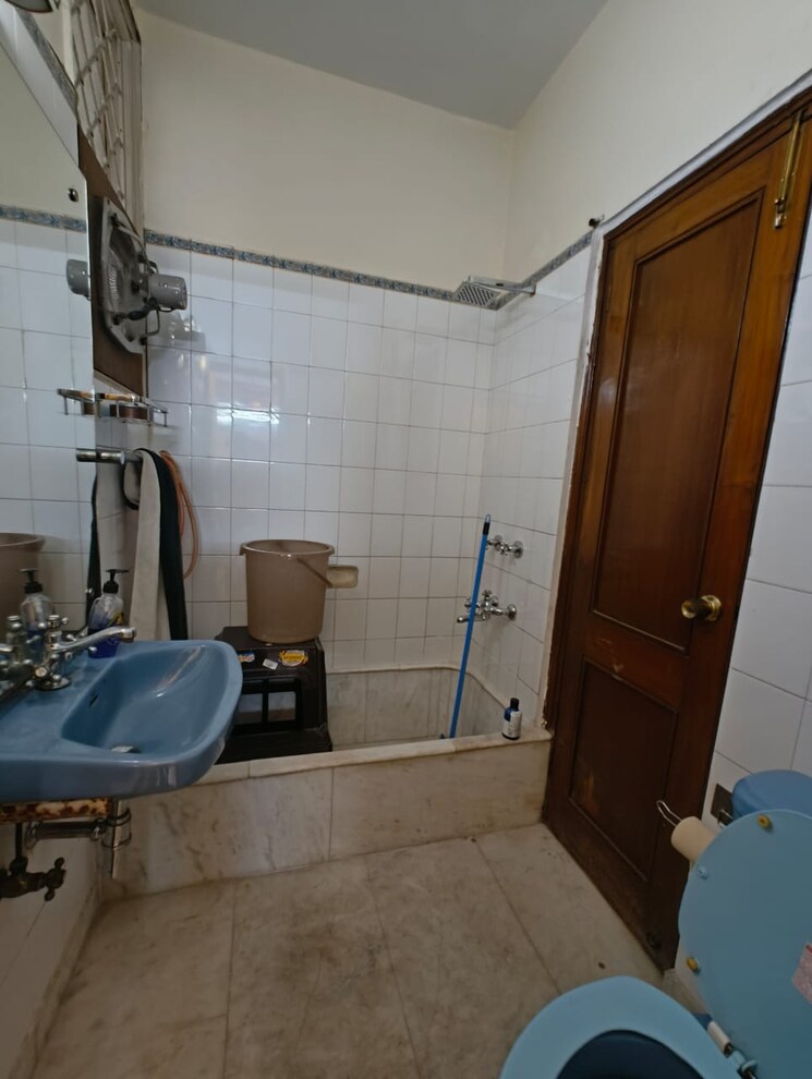 Bathroom, greater kailash i 3 Bedroom 208 Sq.Yd. Builder Floor In Greater Kailash I Delhi 9172788