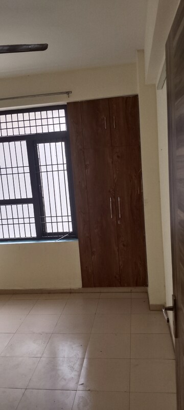 Room in 3 BHK Apartment at Auric City Homes, Sector 82 – for Rent