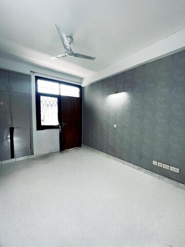 Room in 4 BHK Apartment at The New Greenwood, Sector 52 – for Sale