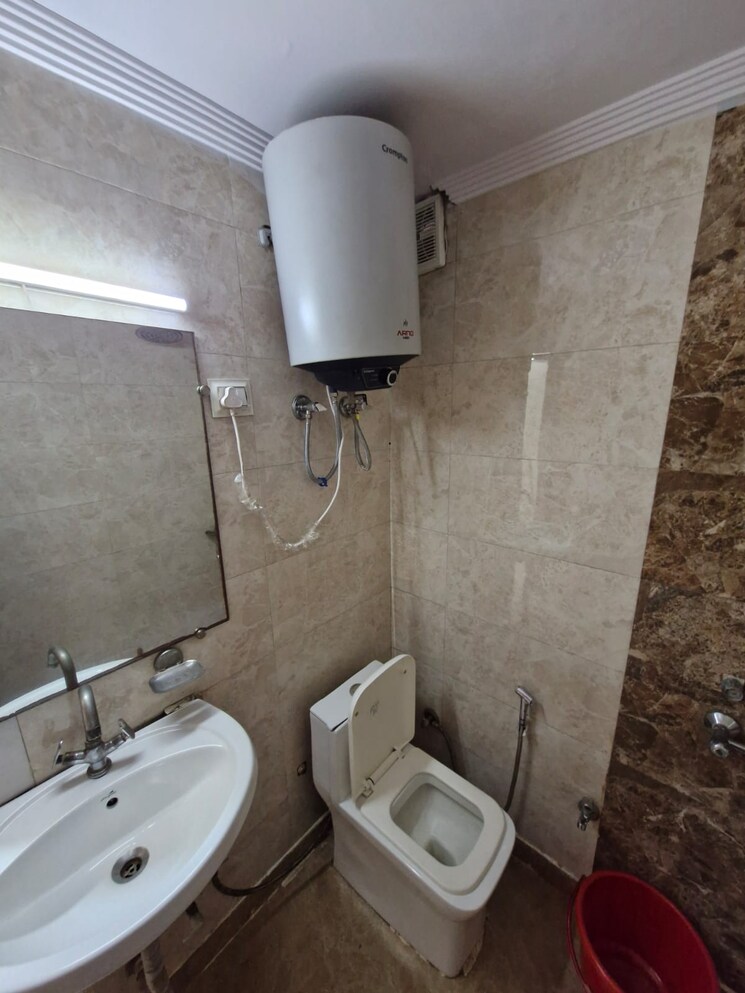 Bathroom, saket Pg For Boys & Girls In Saket 9172801