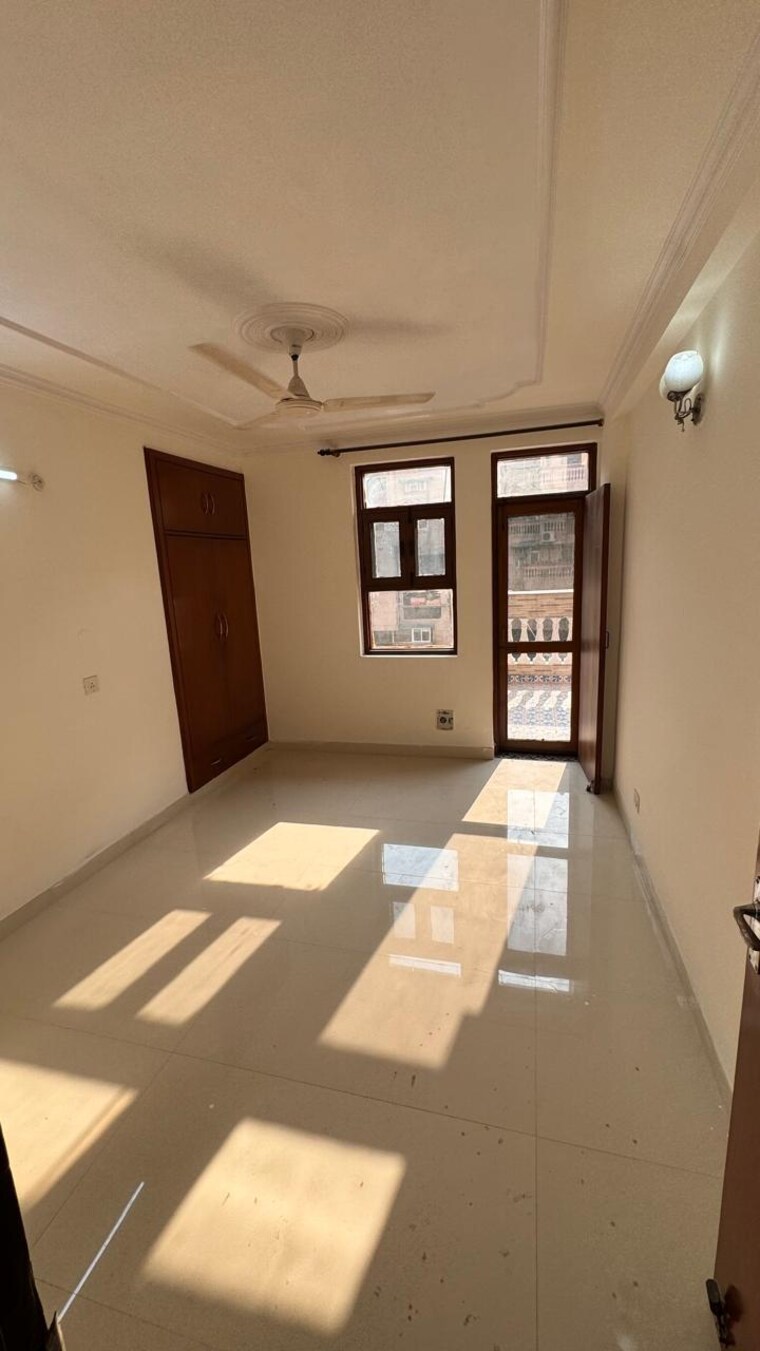Room, sector 23 dwarka 3 Bedroom 1800 Sq.Ft. Apartment In Sector 23 Dwarka Delhi 9172838