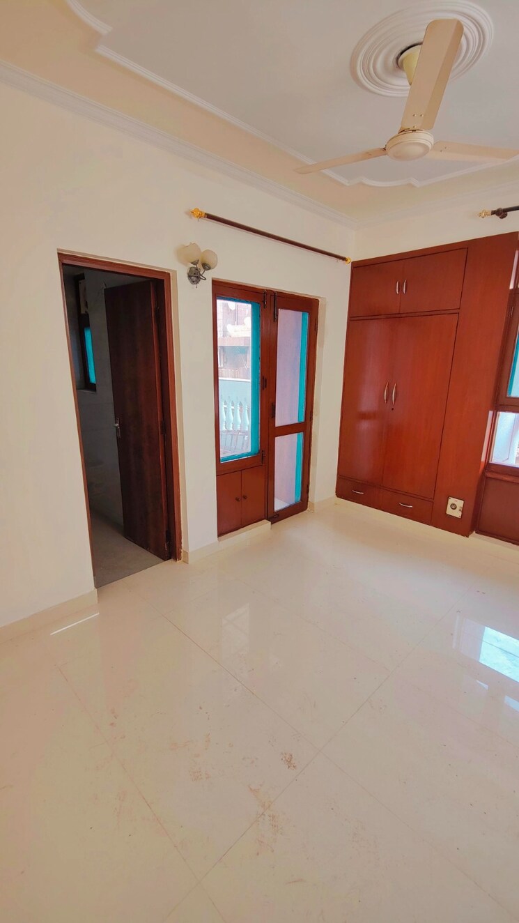 Room, sector 23 dwarka 3 Bedroom 1800 Sq.Ft. Apartment In Sector 23 Dwarka Delhi 9172838