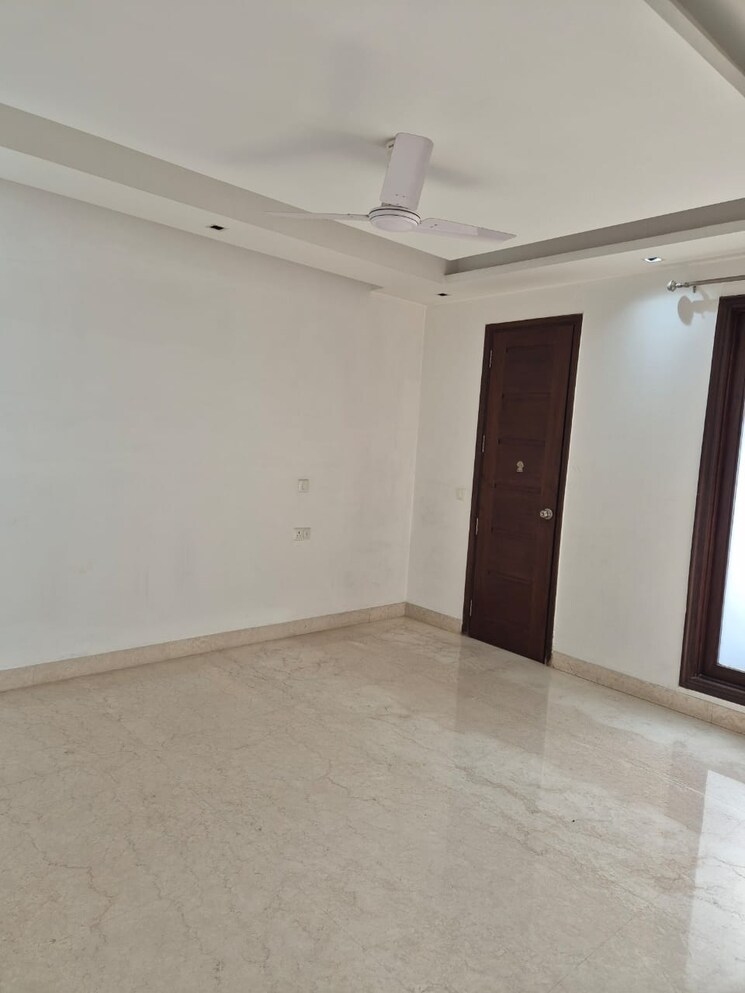 Room, greater kailash ii 3 Bedroom 220 Sq.Yd. Builder Floor In Greater Kailash ii Delhi 9172949