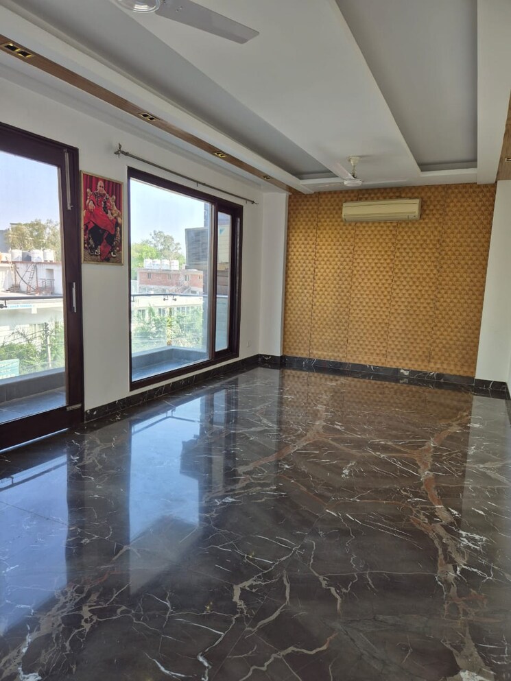 Room, greater kailash ii 3 Bedroom 220 Sq.Yd. Builder Floor In Greater Kailash ii Delhi 9172949