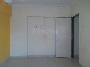 Room in 3 BHK Apartment at Lashkaria Green Towers, Andheri West – for Rent