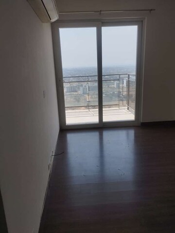 Room in 3 BHK Apartment at Conscient Heritage One, Sector 62 – for Rent