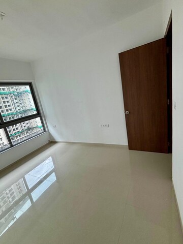 Room in 3 BHK Apartment at Kalpataru Immensa, Kolshet Road – for Rent
