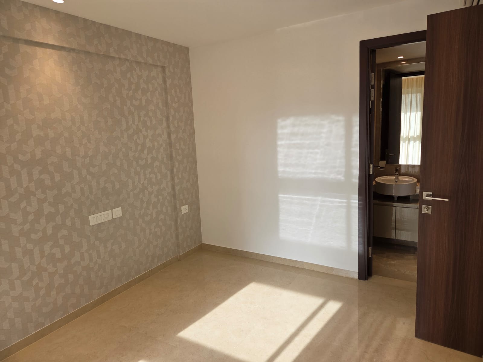 2 BHK Apartment For Rent in Hiranandani Highland