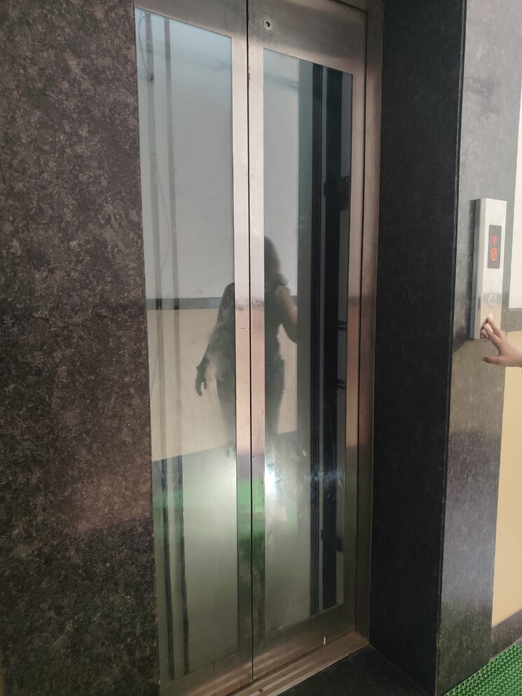 undefined, sector 63 Commercial Office Space 1150 Sq.Ft. In Sector 63 Noida 9173189