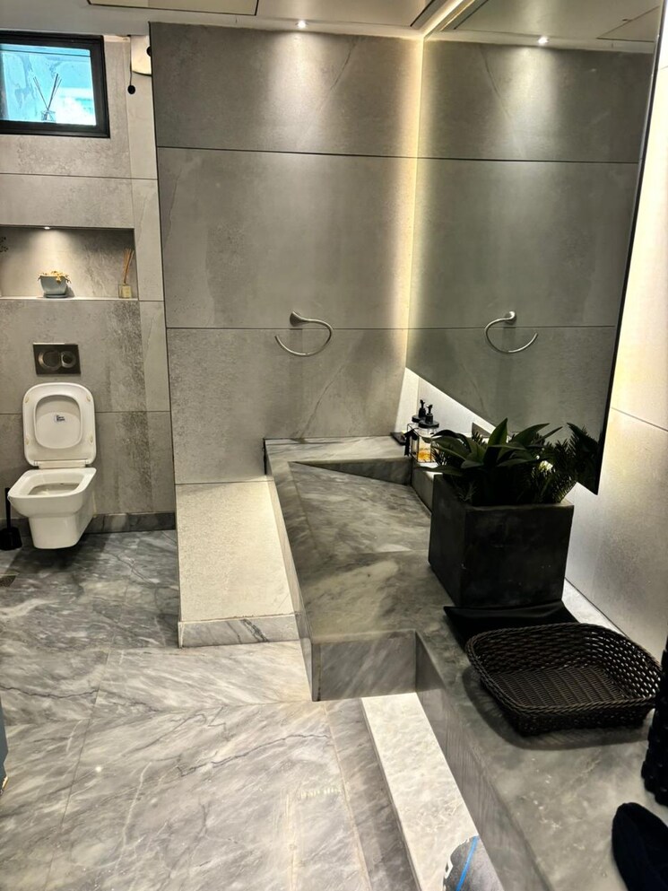 Bathroom, safdarjung enclave 3 Bedroom 2000 Sq.Ft. Builder Floor In Safdarjung Enclave Delhi 9173219