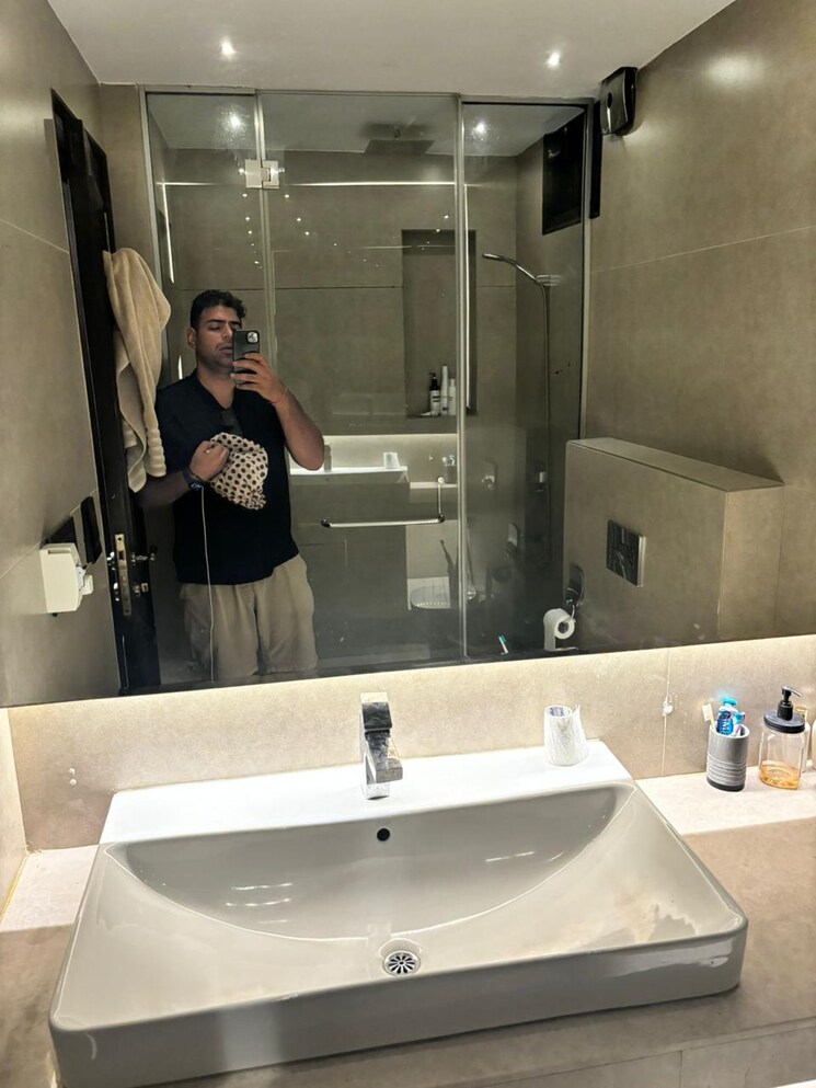 Bathroom, safdarjung enclave 3 Bedroom 2000 Sq.Ft. Builder Floor In Safdarjung Enclave Delhi 9173219