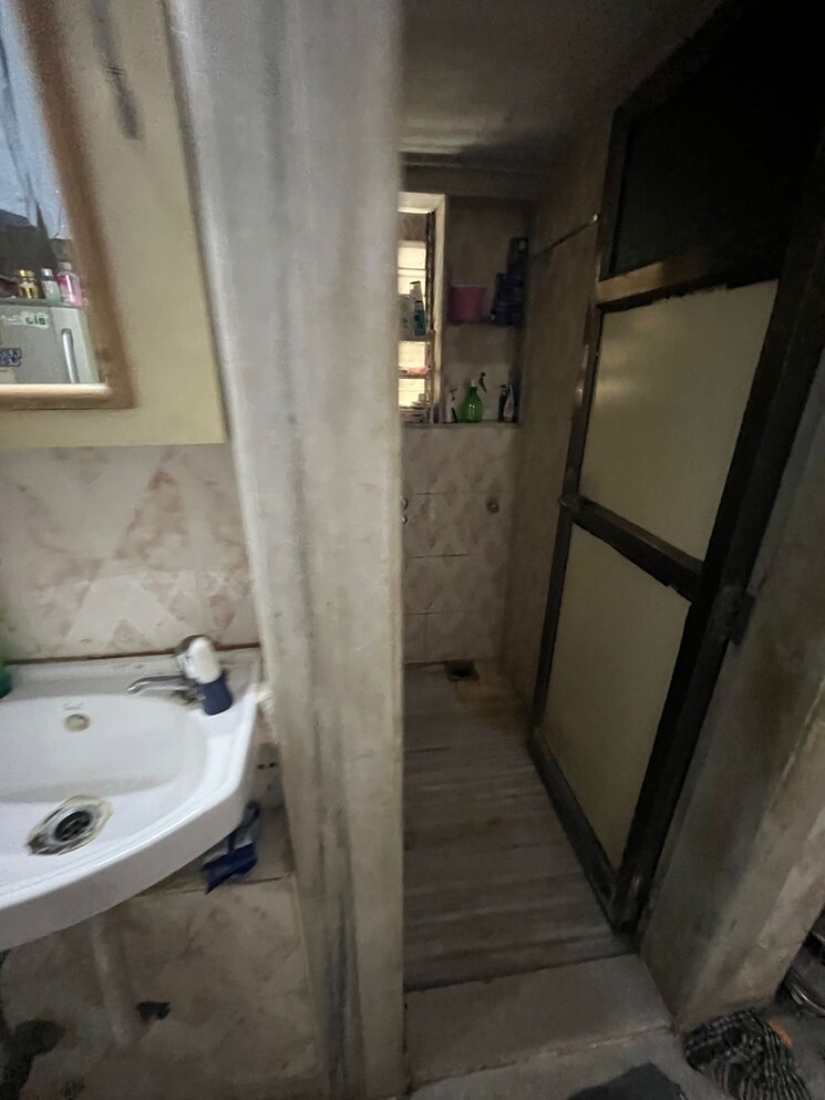 Bathroom, mahim 1 Bedroom 450 Sq.Ft. Apartment In Mahim Mumbai 9173153
