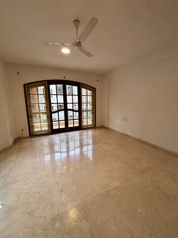 Room in 3 BHK Apartment at Rose Dale, Halasuru – for Rent