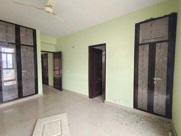Room in 3.5 BHK Apartment at BPTP The Resort, Sector 75 – for Rent