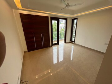 Room in 3 BHK Builder Floor at Vasant Vihar – for Rent