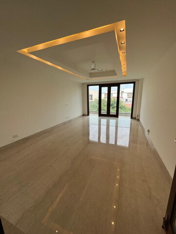 Room in 3 BHK Builder Floor at Vasant Vihar – for Rent