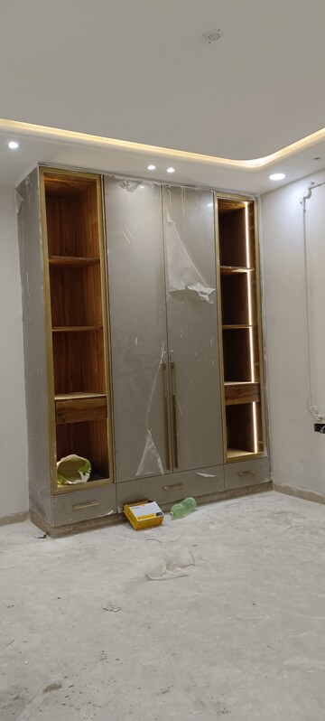 Building Lobby in 3 BHK Builder Floor at Meenakshi Garden – for Sale