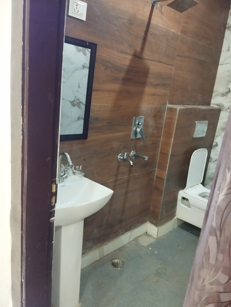 Cover Image, vipin garden 3 Bedroom 80 Acre Builder Floor In Vipin Garden Delhi 9173506