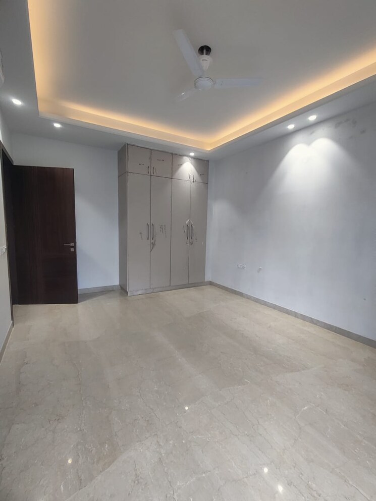 Room, greater kailash i 3 Bedroom 200 Sq.Yd. Builder Floor In Greater Kailash I Delhi 9173577