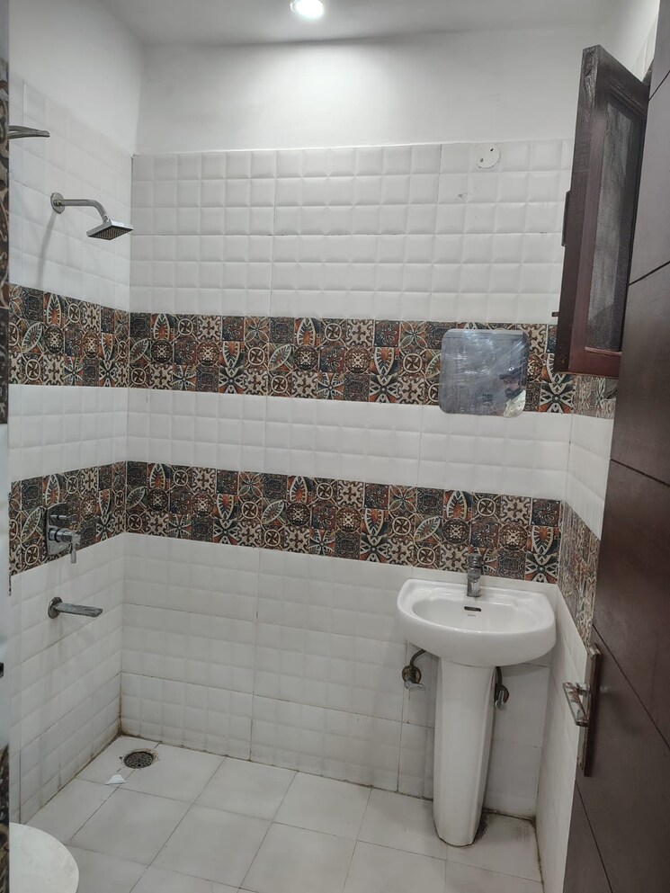 Bathroom, pir machalla 3 Bedroom 1200 Sq.Ft. Builder Floor In Pir Machalla Zirakpur 9173767