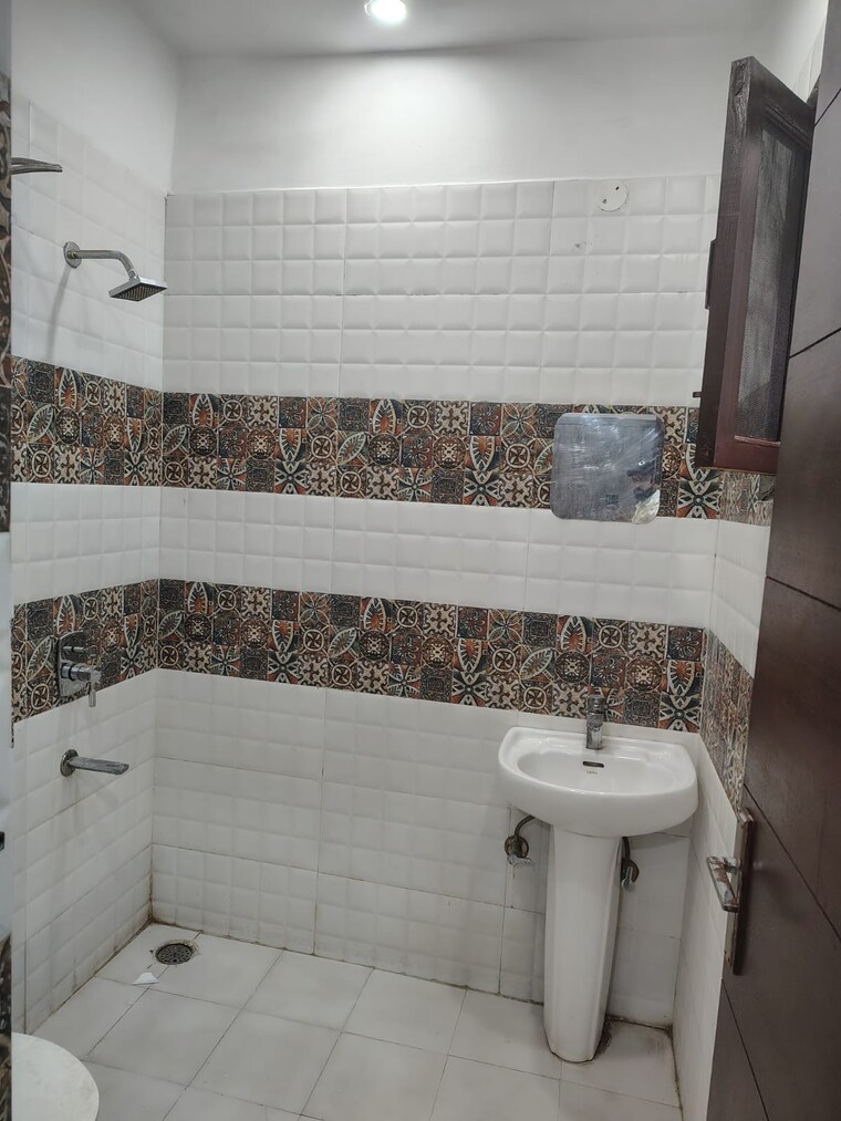 Bathroom, pir machalla 3 Bedroom 1200 Sq.Ft. Builder Floor In Pir Machalla Zirakpur 9173767