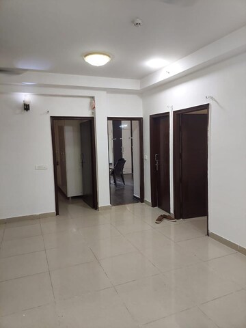 Room in 2.5 BHK Apartment at Ajnara Le Garden, Sector 16b Greater Noida – for Rent
