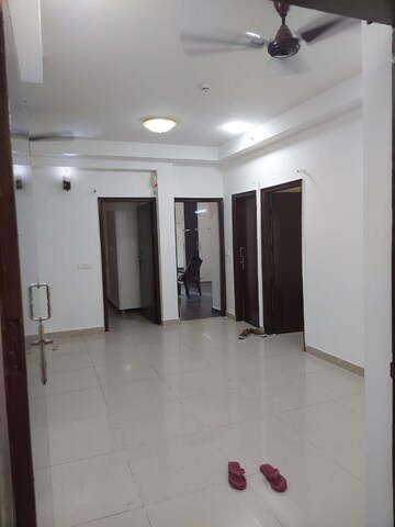Room in 2.5 BHK Apartment at Ajnara Le Garden, Sector 16b Greater Noida – for Rent