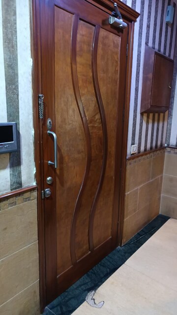 Furnished Amenities in 3 BHK Builder Floor at Panchsheel Enclave – for Sale