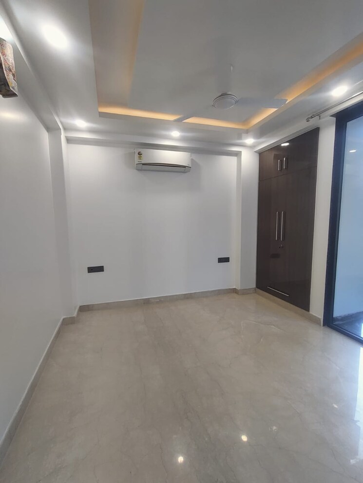 Room, greater kailash part 3 3 Bedroom 217 Sq.Yd. Builder Floor In Greater Kailash Part 3 Delhi 9174007