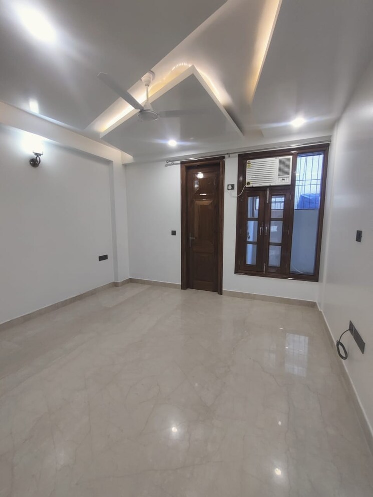Room, greater kailash part 3 3 Bedroom 217 Sq.Yd. Builder Floor In Greater Kailash Part 3 Delhi 9174007