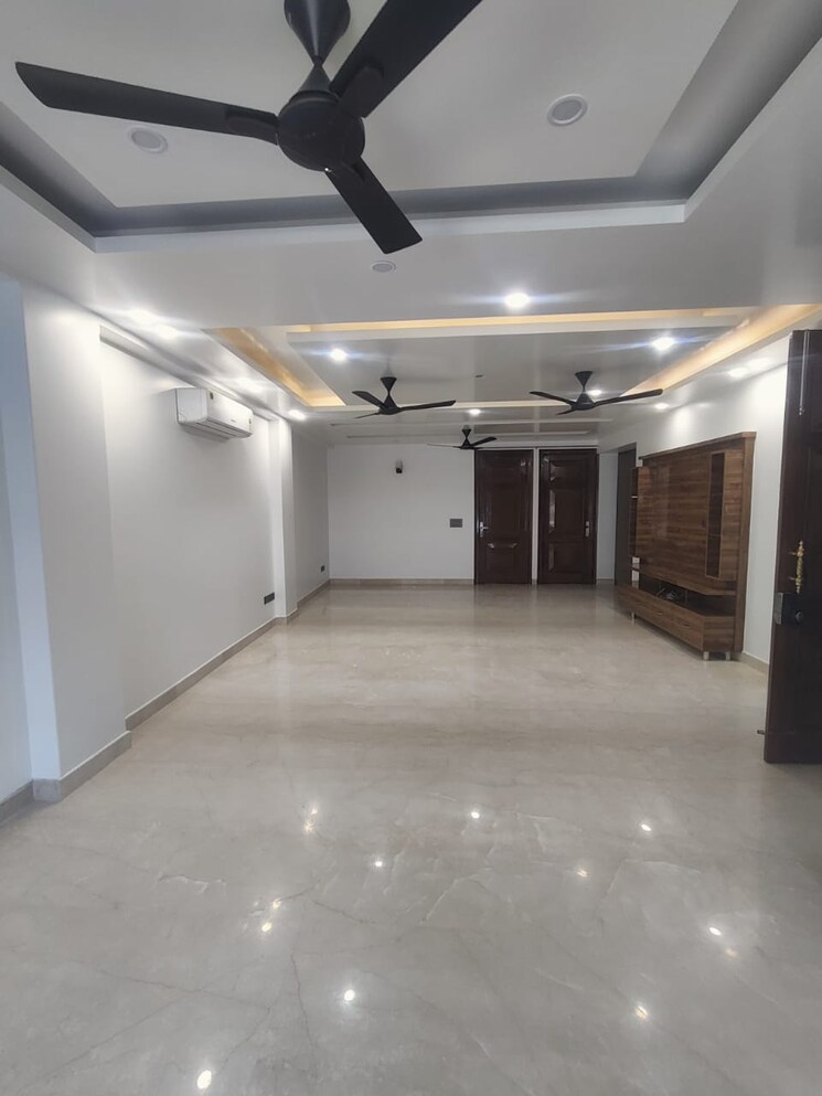 Room, greater kailash part 3 3 Bedroom 217 Sq.Yd. Builder Floor In Greater Kailash Part 3 Delhi 9174007
