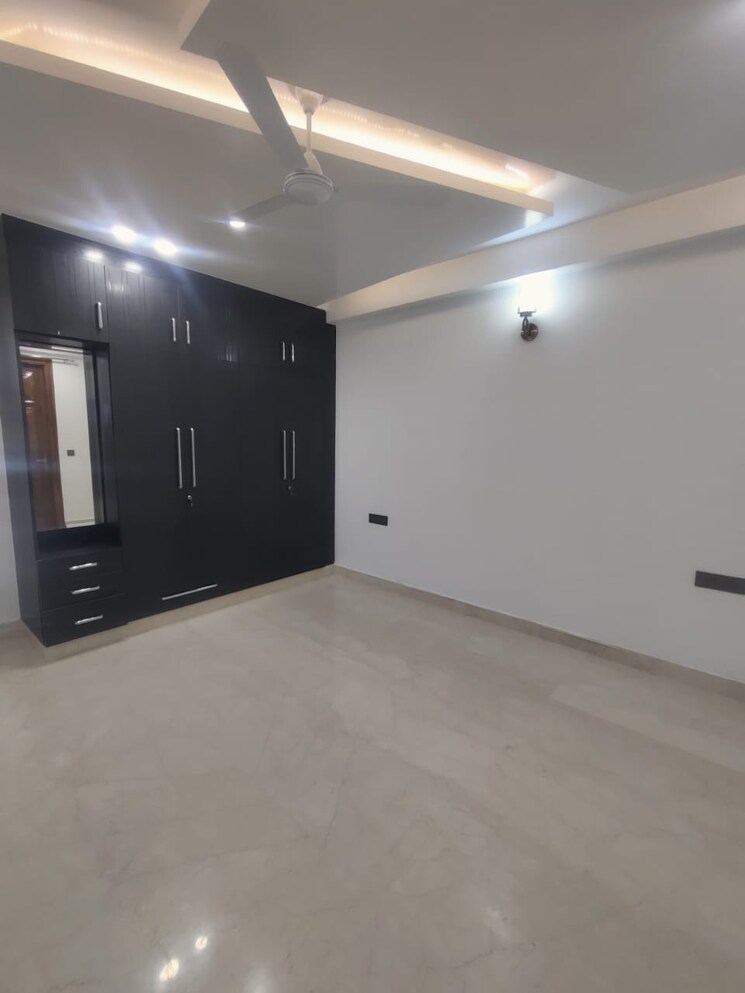 Room, greater kailash part 3 3 Bedroom 217 Sq.Yd. Builder Floor In Greater Kailash Part 3 Delhi 9174007