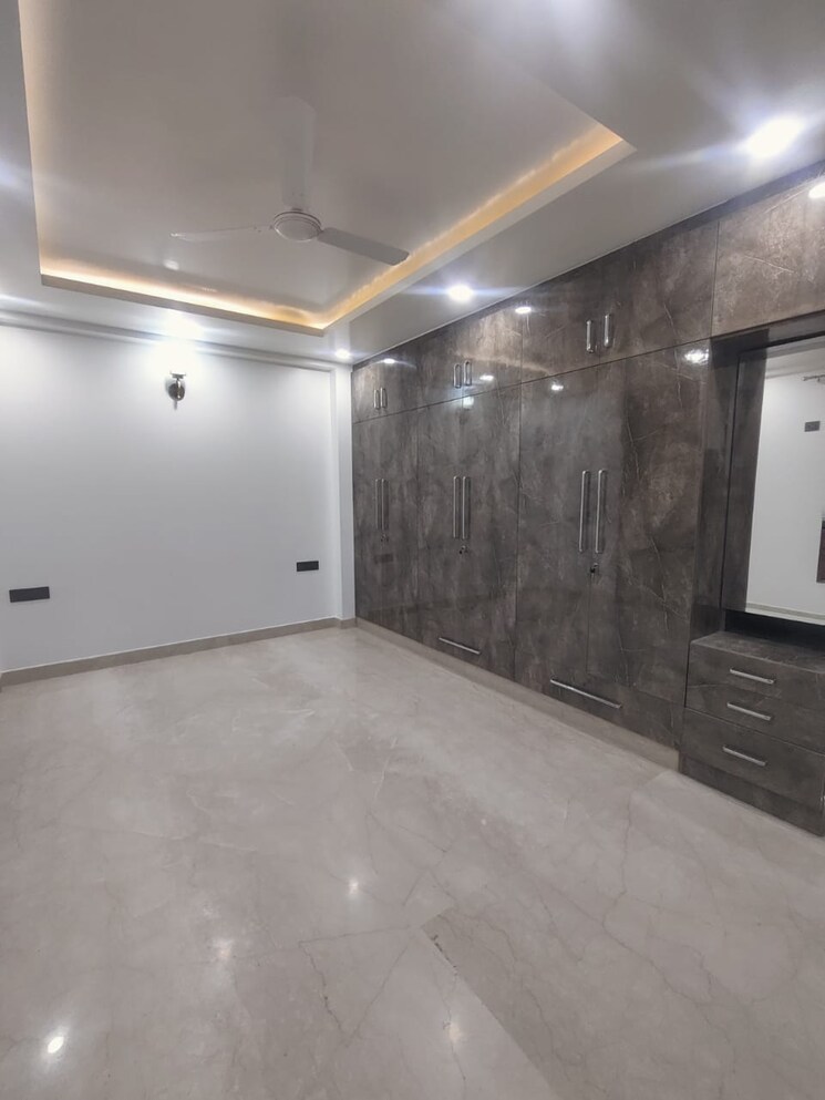 Room, greater kailash part 3 3 Bedroom 217 Sq.Yd. Builder Floor In Greater Kailash Part 3 Delhi 9174007